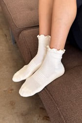 Ruffled Hugger Crew Socks - Vanilla / Red