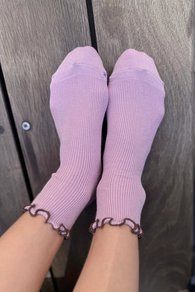 THE PETITE RUFFLED MODAL SOCKS - LILAC/BROWN