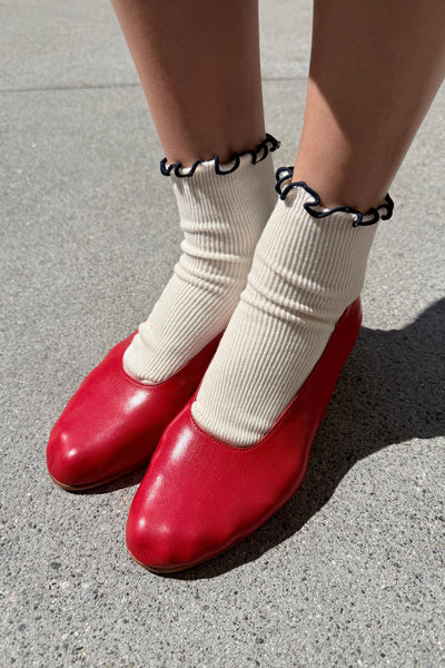 THE PETITE RUFFLED MODAL SOCKS - SOFT WHITE/NAVY